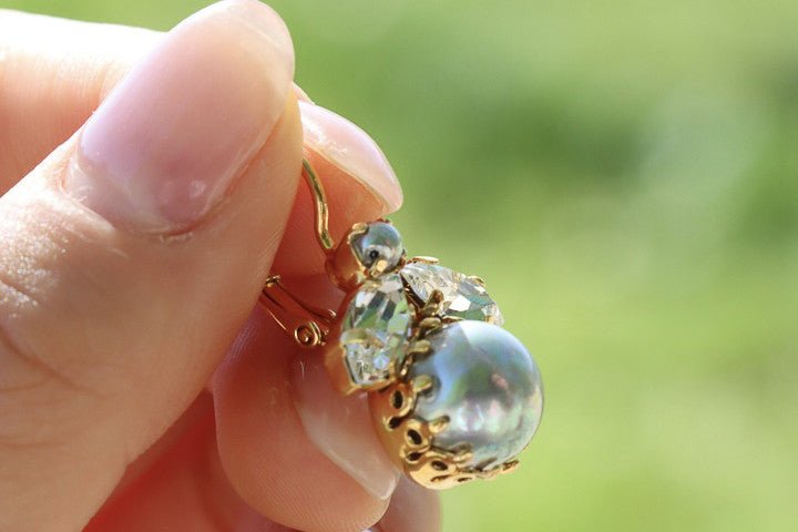 Boucles d'oreilles doré et ornée de strass et de perles grises fantaisie nacrée