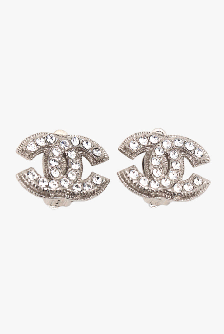Boucles d'oreilles Chanel vintage argentée détail strass fermoir clip femme