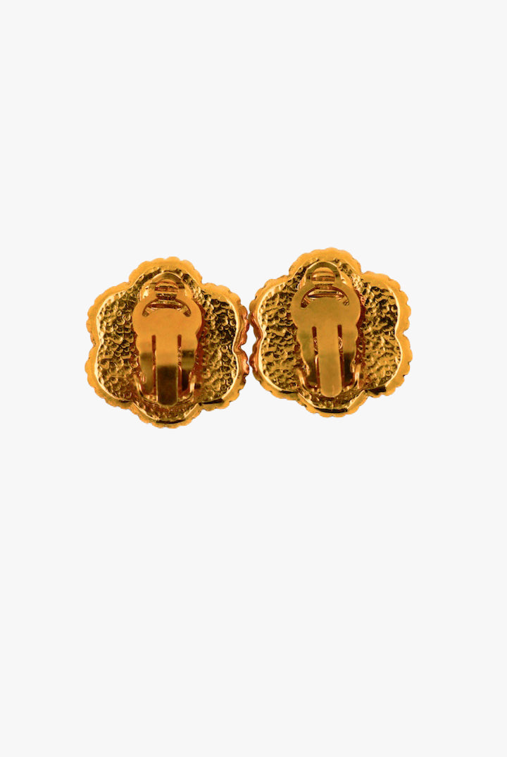 boucles d'oreilles fantaisie de luxe marque Chanel de dos dorée avec fermoir clip
