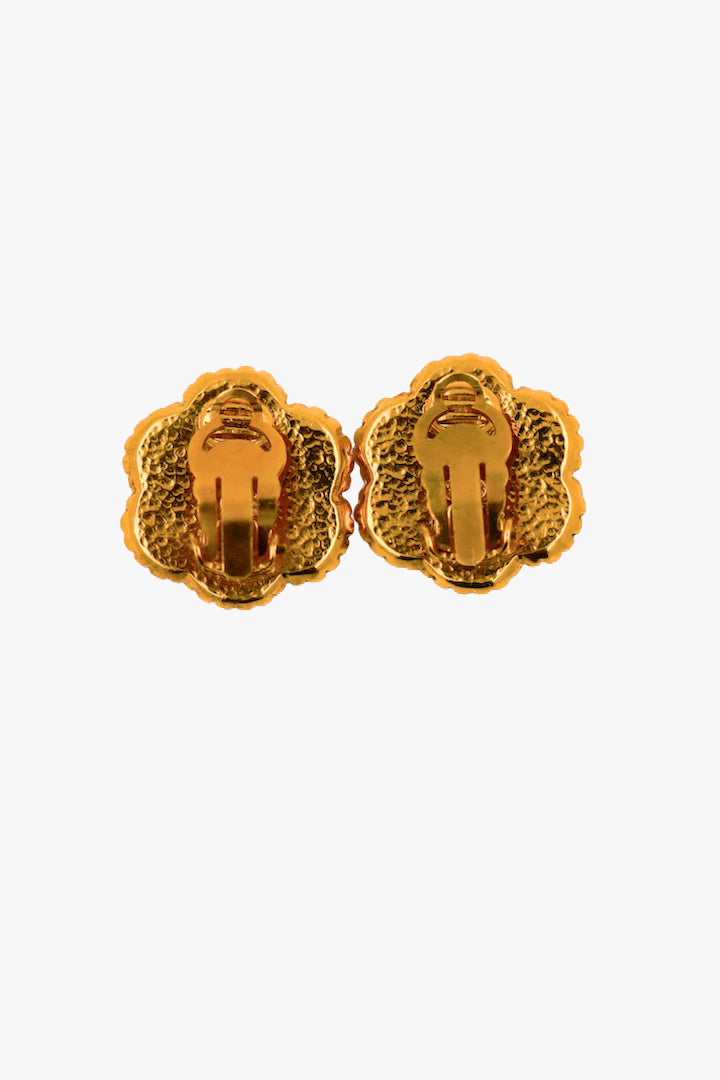 boucles d'oreilles fantaisie de luxe marque Chanel de dos dorée avec fermoir clip