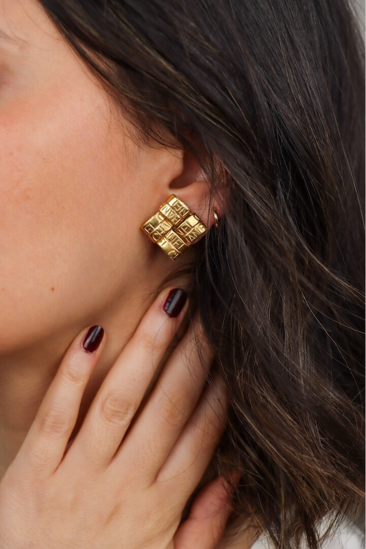 Boucles d'oreilles vintage Chanel en forme de losange dorée et fermoir clip