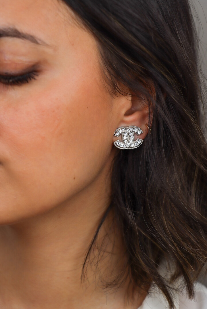 Boucles d'oreilles vintage Chanel argentée ornée de strass