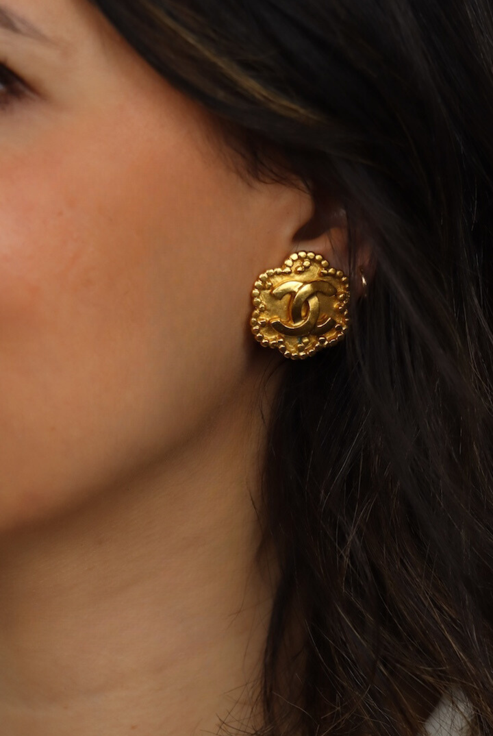 Boucles d'oreilles dorées vintage Chanel avec logo et fermoir clip