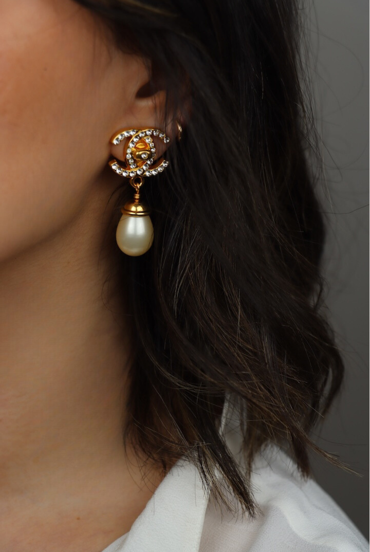 Boucles d'oreilles chanel vintage doré avec une perles fantaisie et des détail de strass sur le logo