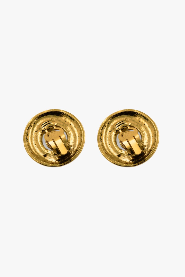 Boucles d'oreilles Chanel cabochon fermoir clip bijou fantaisie de luxe dorée et ornée d'une perle