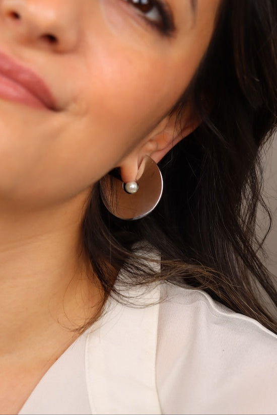 Créoles d'oreilles argentée en forme de cercle et ornée d'une petite perles nacrée vintage