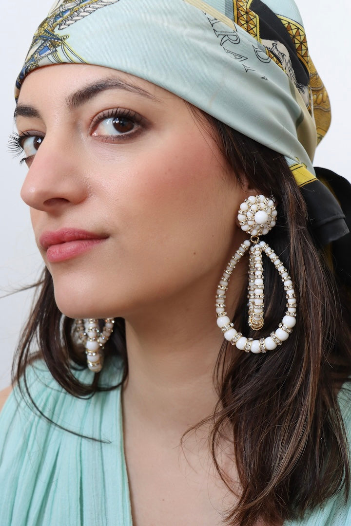 Boucles d'oreilles en perles Blanches et rondelle de strass dorée - bijou fait main - Françoise Montague