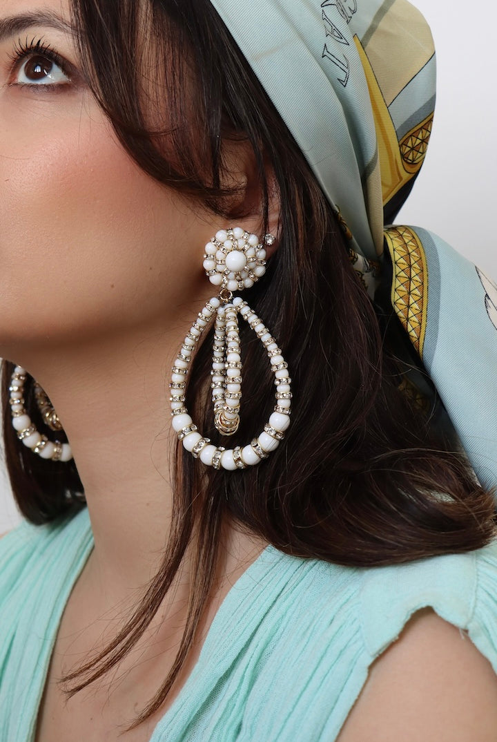 Paire de boucles d'oreilles XXL en perles blanches et en rondelle de strass dorée