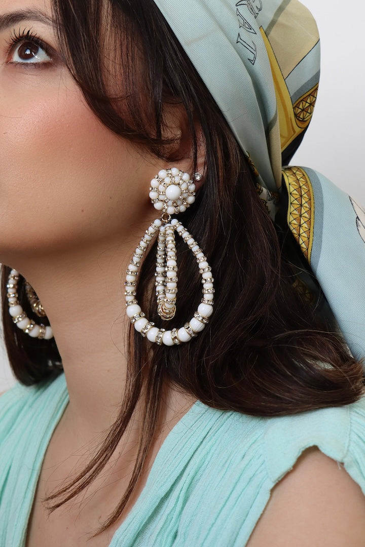 Paire de boucles d'oreilles XXL en perles blanches et en rondelle de strass dorée