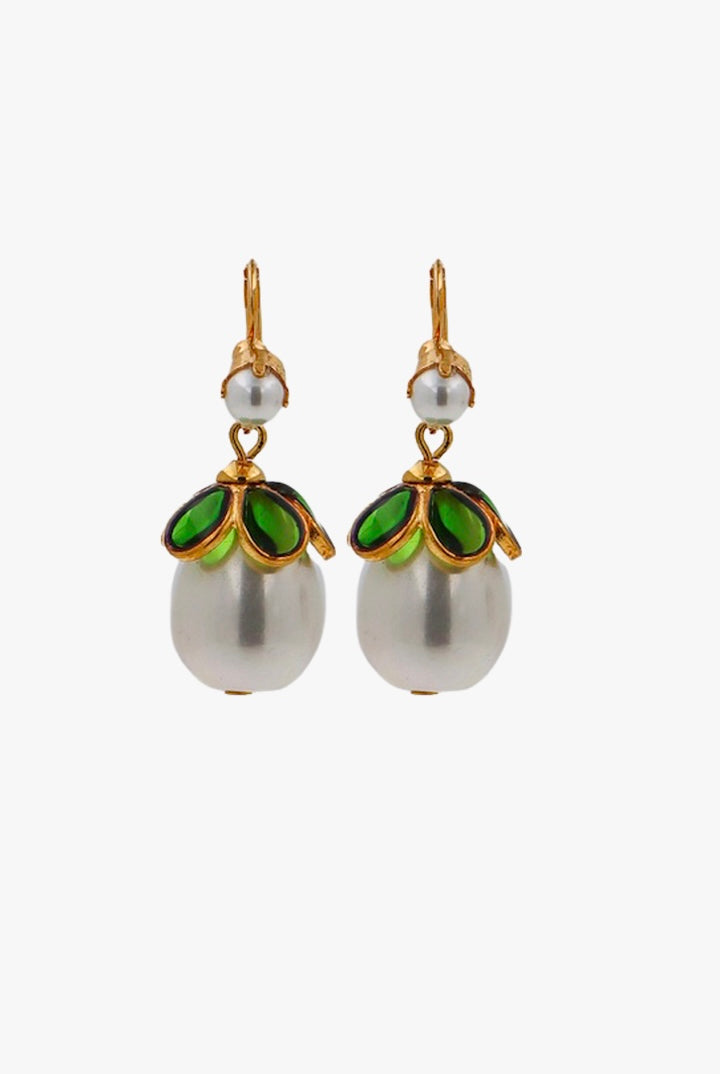 Boucles d'oreilles avenue en perle blanche nacrée et pâte de verre vert emeraude