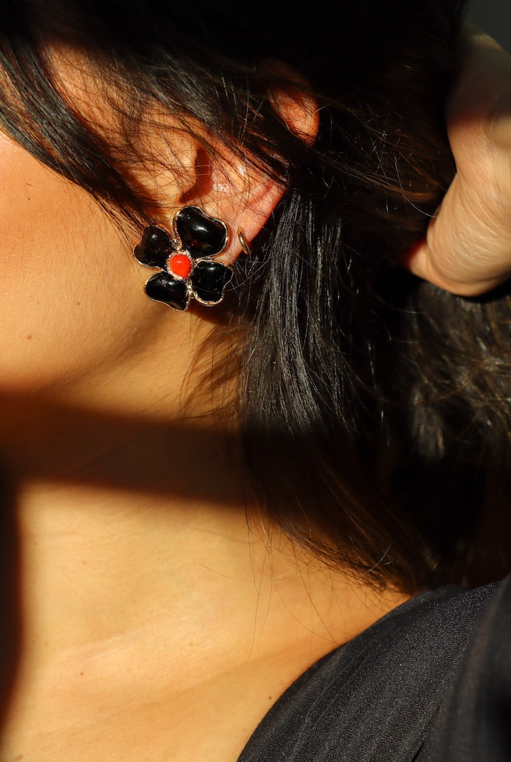 Boucles d'oreilles en pâte de vert fermoir clip noir et rouge trèfle à quatre feuilles dorée bijou fait main