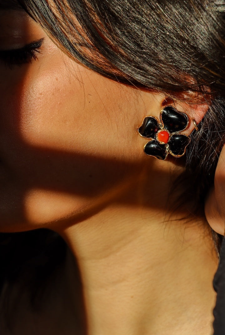 Paire de Boucles d'oreilles en pâte de vert fermoir clip noir et corail trèfle à quatre feuilles