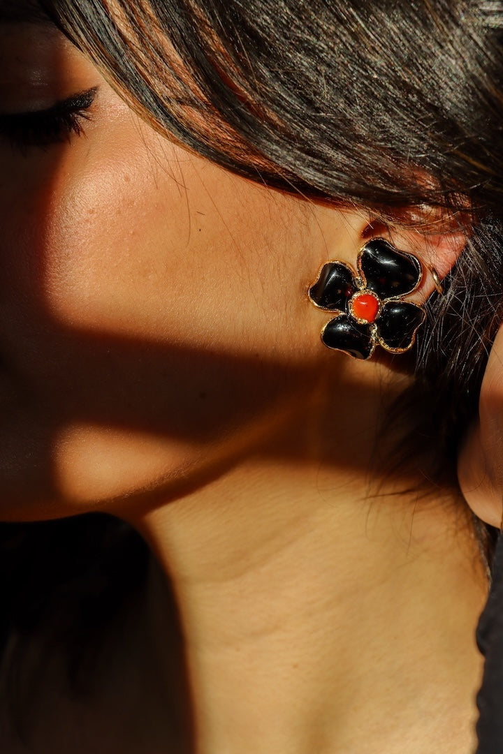Paire de Boucles d'oreilles en pâte de vert fermoir clip noir et corail trèfle à quatre feuilles