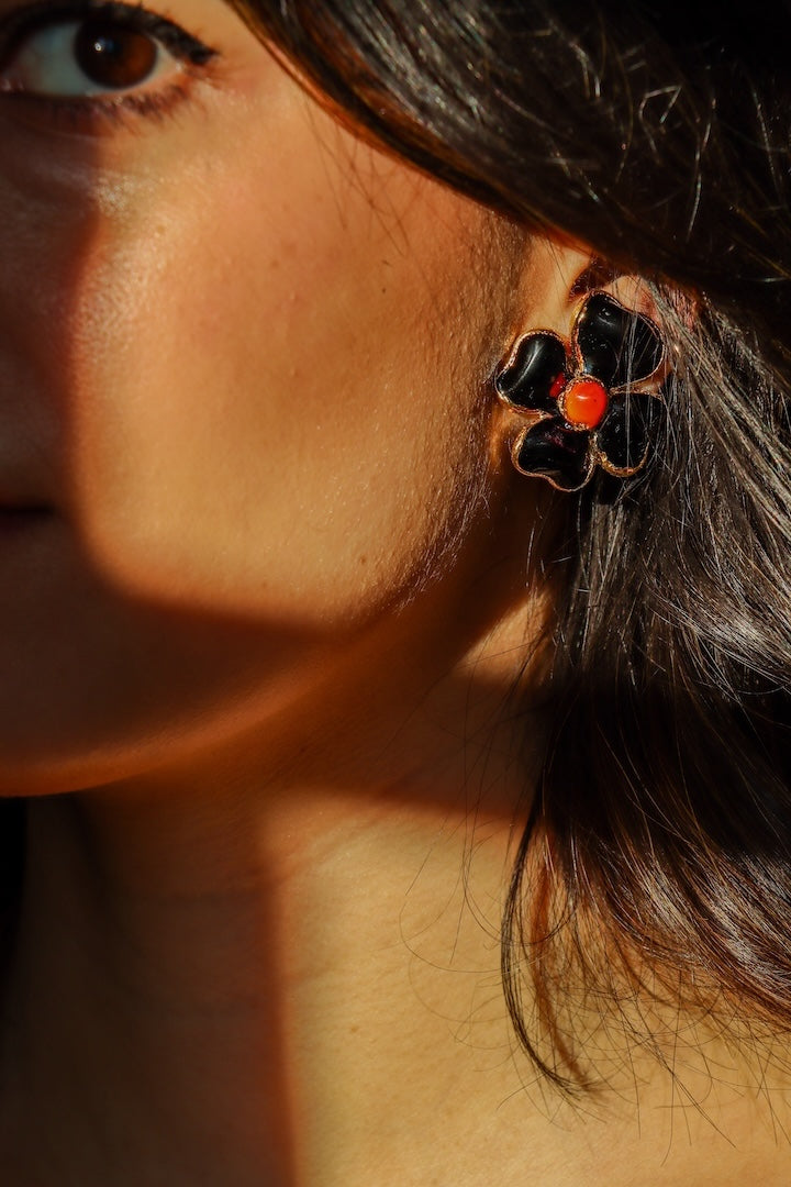 Boucles d'oreilles en pâte de vert fermoir clip noir centre rouge corail trèfle à quatre feuilles