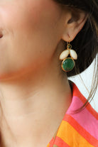 Boucles d'oreilles pendantes motif abeille vert et blanc en pâte de verre détail doré or