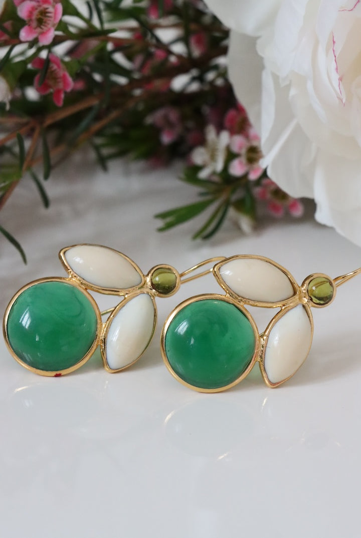 Boucles d'oreilles abeille femme détail doré en pâte de verre vert et blanc détail doré bijou fait main en France