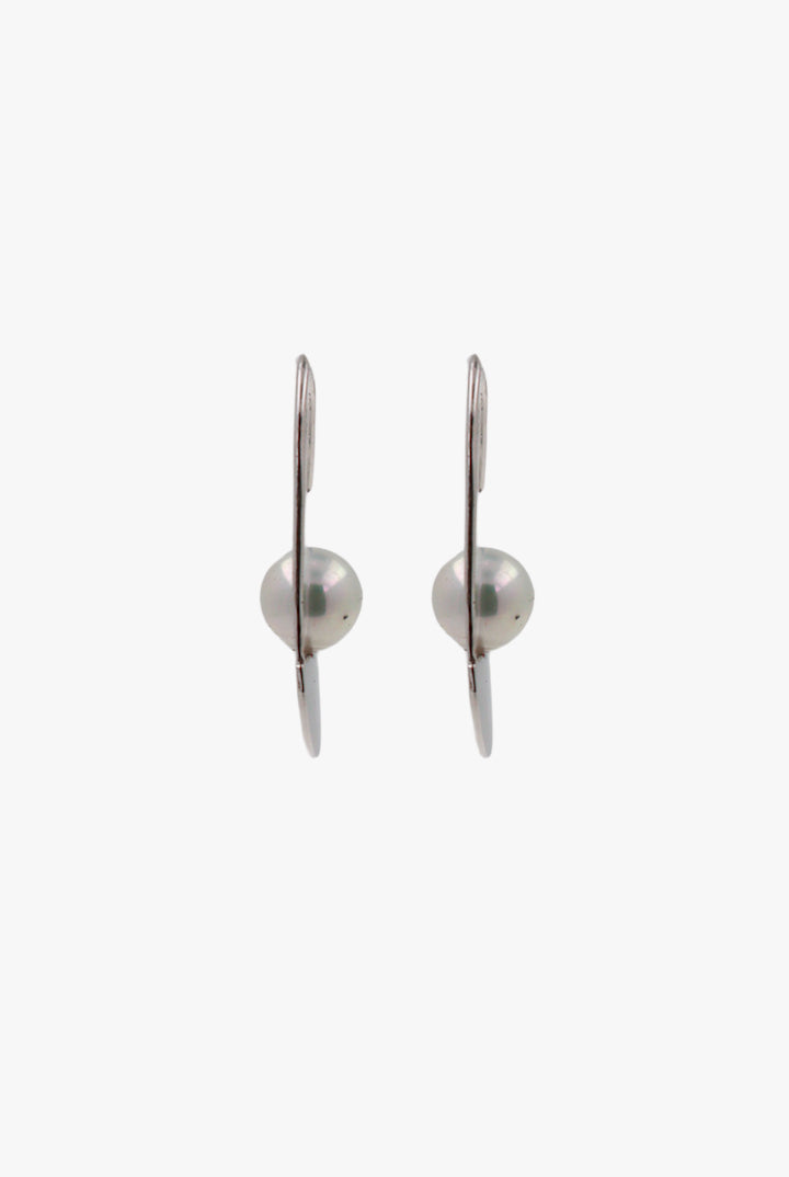 boucles d'oreilles minimaliste argentée ornée d'une perle oreilles percées vintage de face