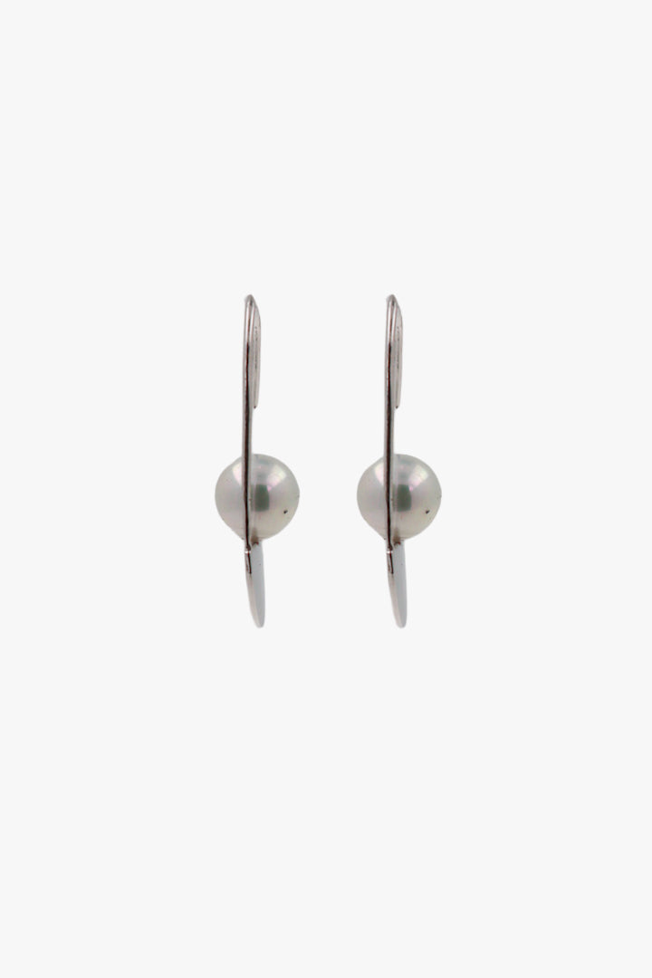 boucles d'oreilles minimaliste argentée ornée d'une perle oreilles percées vintage de face