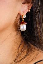 Paires de Boucles d'oreilles femme en perles blanches et pâtes de verre rouge rubis