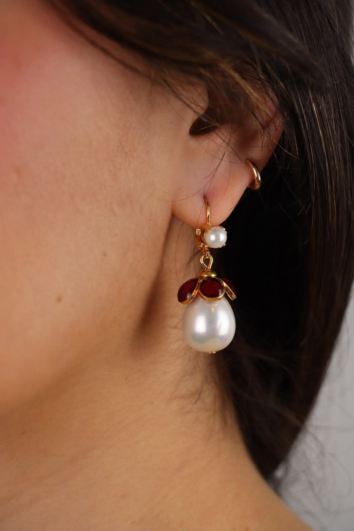Boucles d'oreilles Avenue perle nacrée blanche et pâte de verre rubis, création haute couture Paris