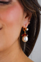 Boucles d'oreilles femme pendantes en perles blanches et pâtes de verre rouge rubis