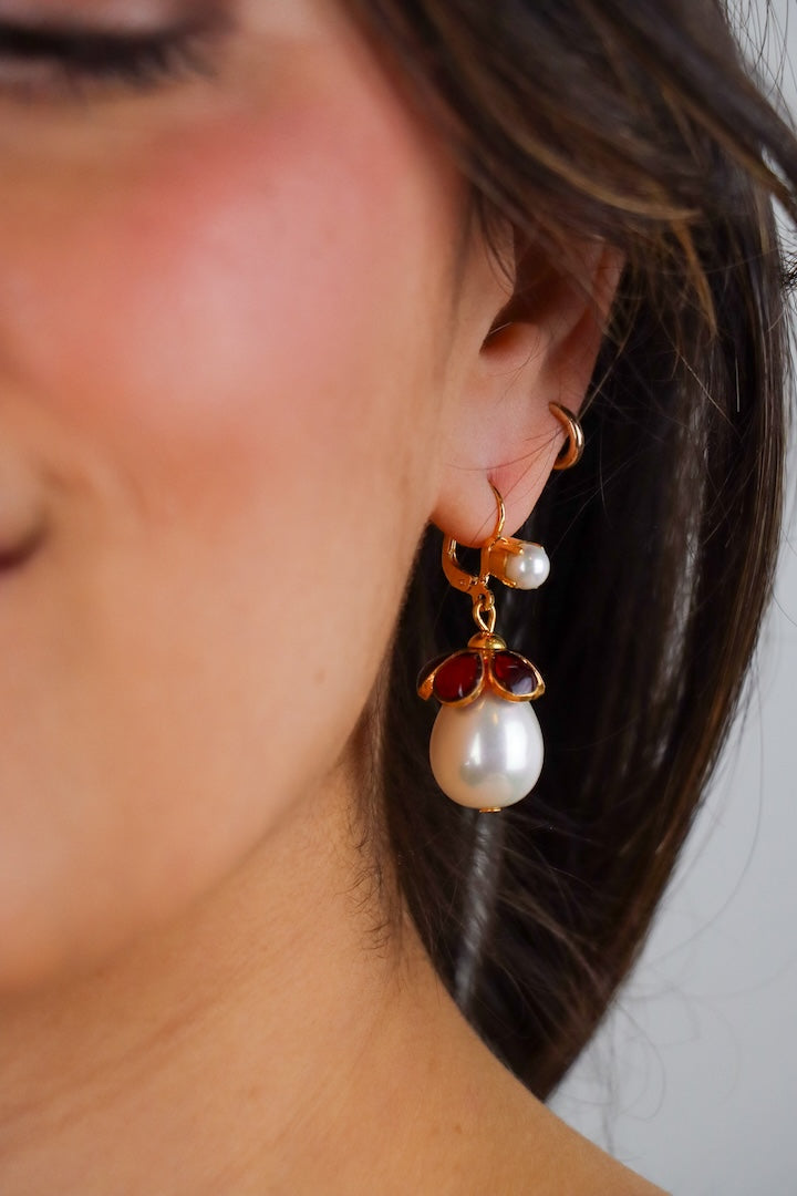 Boucles d'oreilles pendantes Avenue, perle blanche et pâte de verre rouge rubis, Françoise Montague