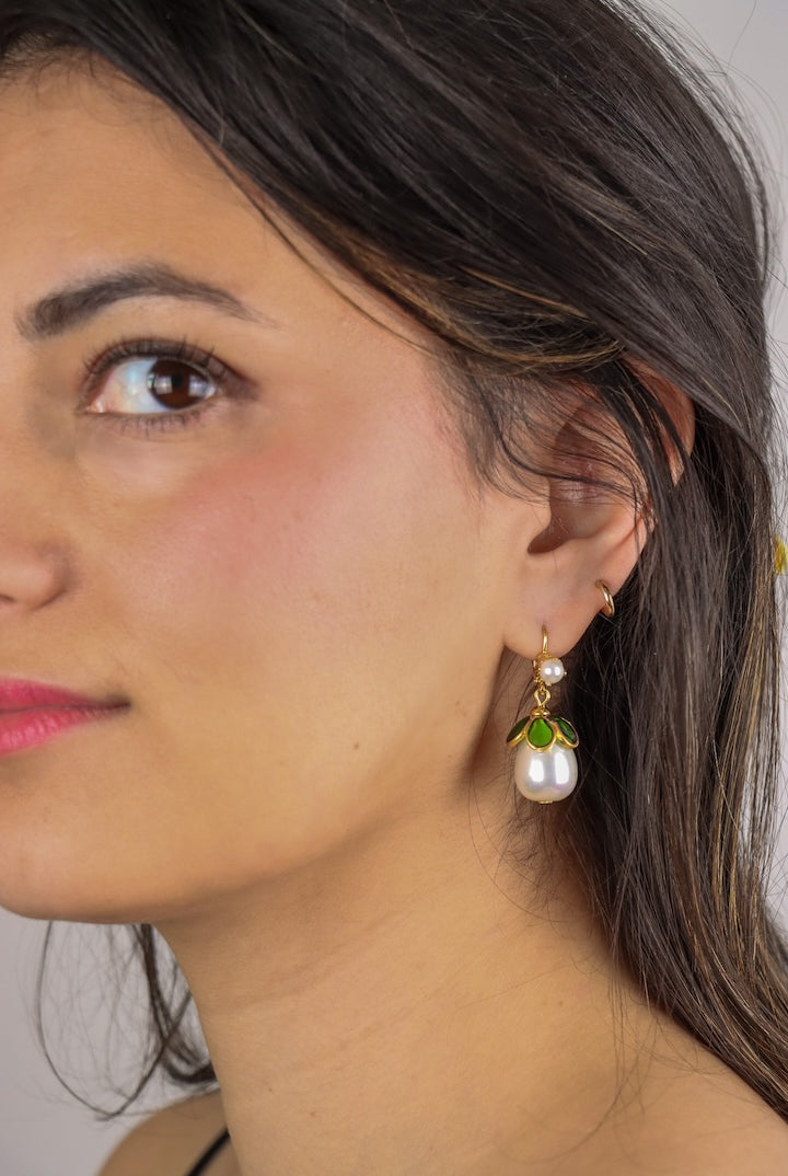 Boucles d'oreilles femme en perles blanches fantaisie et pâtes de verre vert émeraude