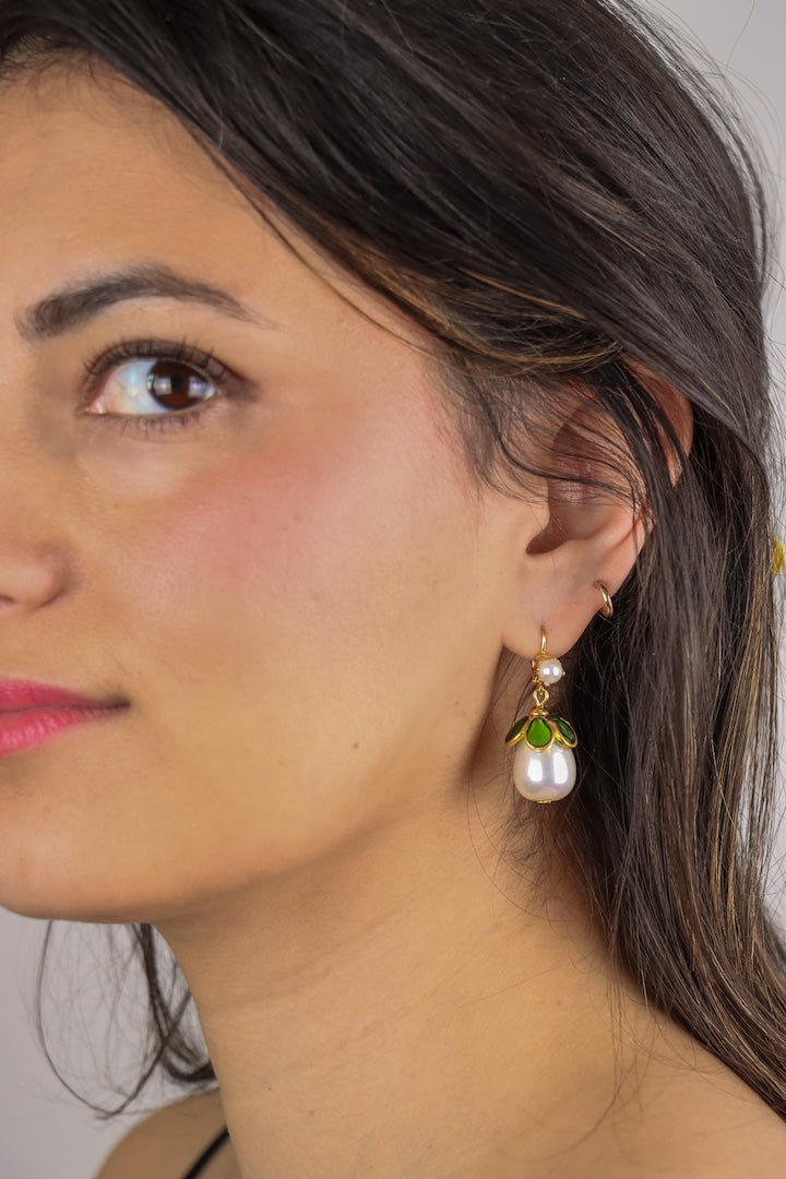 Boucles d'oreilles Avenue perle nacrée blanche et pâte de verre émeraude, création haute couture Paris