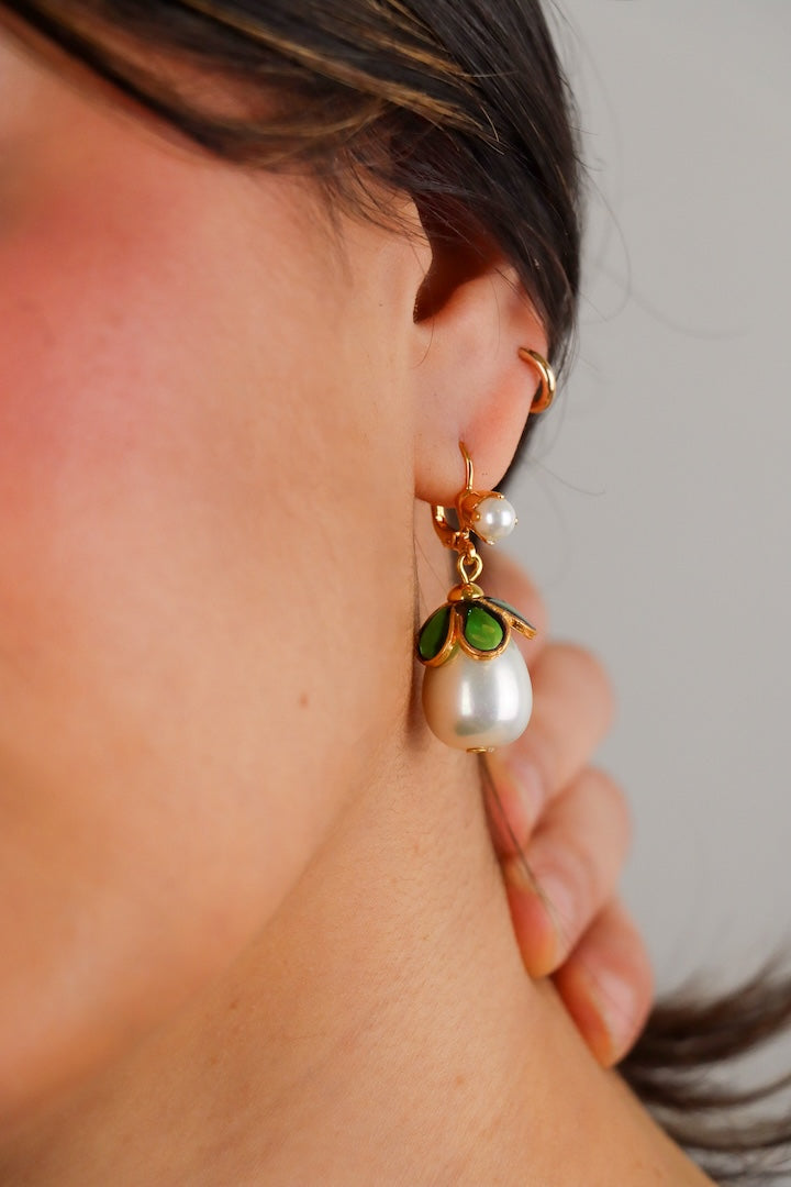 Paire de boucles d'oreilles Avenue, perle blanche et cabochon de pâte de verre émeraude, Françoise Montague
