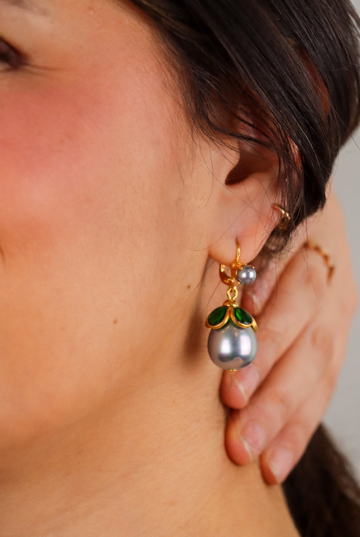Boucles d'oreilles en perles grises fantaisie et pâtes de verre vert émeraude
