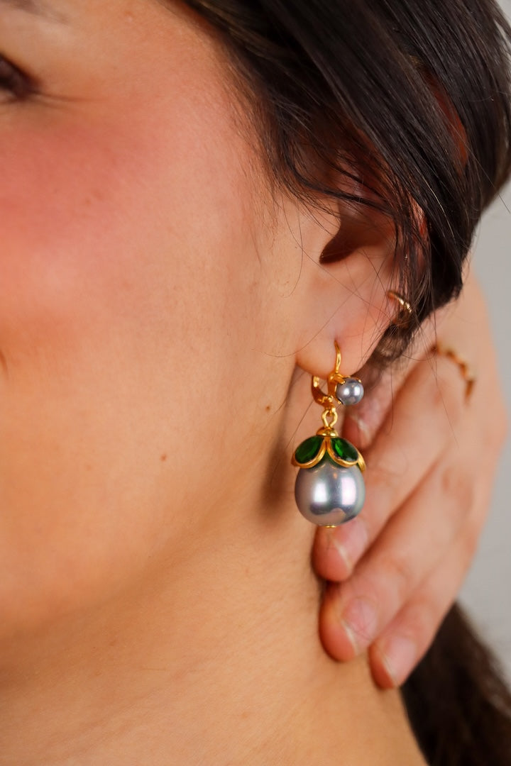 Boucles d'oreilles Avenue en pâte de verre émeraude et perle nacrée grise, atelier parisien