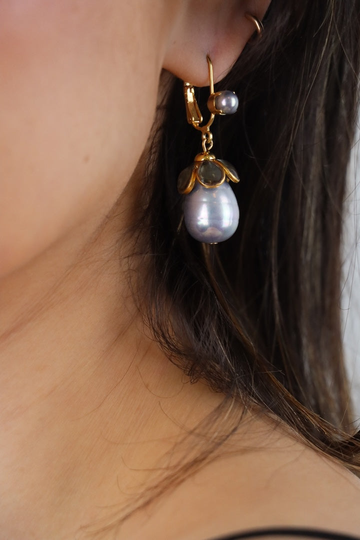 Zoom sur les boucles d'oreilles Avenue perle grise et pâte de verre fume portées a l'oreille