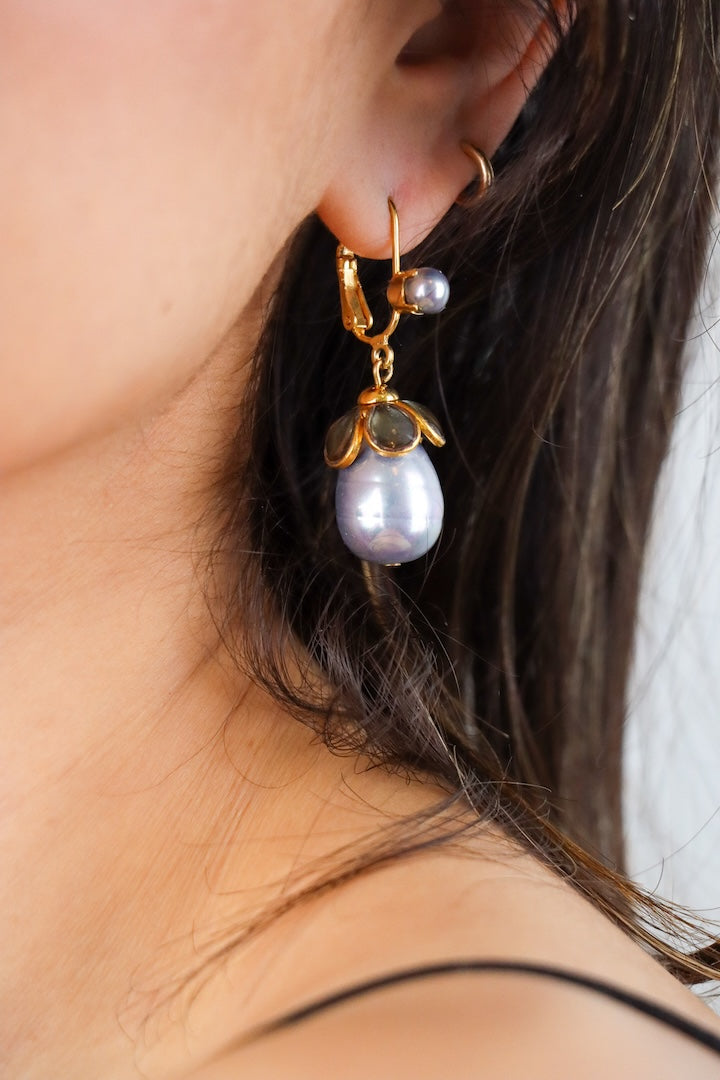 Boucles d'oreilles dormeuses Avenue portées, perle grise et pâte de verre fume, atelier parisien Françoise Montague