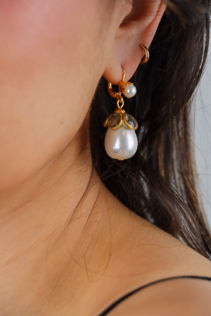 Boucles d'oreilles dormeuses Avenue portées, perle blanche et pâte de verre fume, faites main à Paris