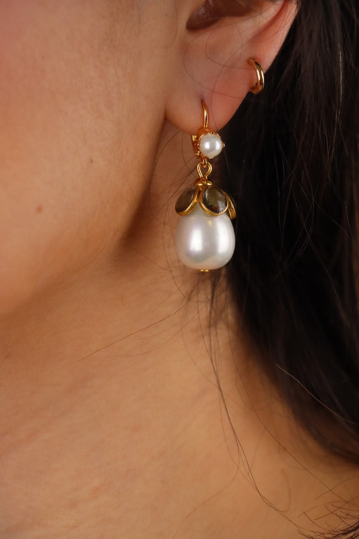 Détail de la calotte en pâte de verre fume et de la perle nacrée des boucles d'oreilles Avenue