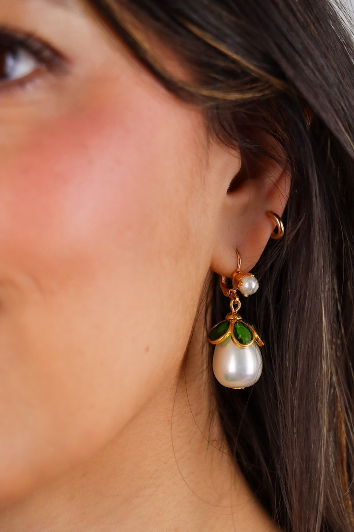 Boucles d'oreilles dormeuses Avenue perle blanche et pâte de verre vert émeraude, bijou fait main