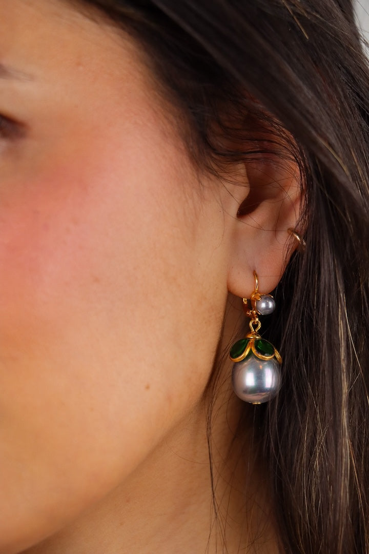 Détail de la calotte de pâte de verre émeraude et de la perle grise des boucles d'oreilles Avenue