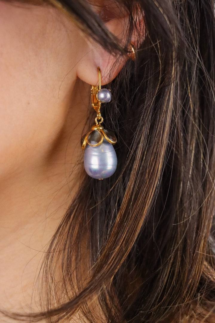 Boucles d'oreilles pendantes Avenue, perle grise nacrée et pâte de verre fume, fait main a Paris