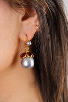 Boucles d'oreilles en perles grises nacrées et pâtes de verre rouge rubis