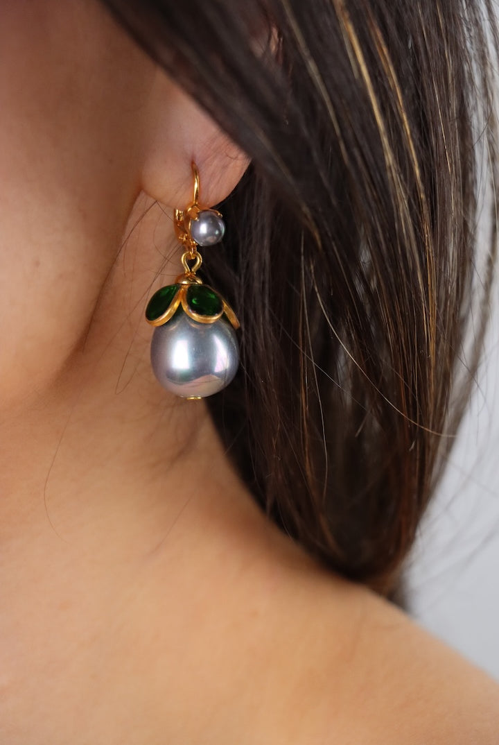 Boucles d'oreilles en perles grises et pâtes de verre vert émeraude bijou fait main