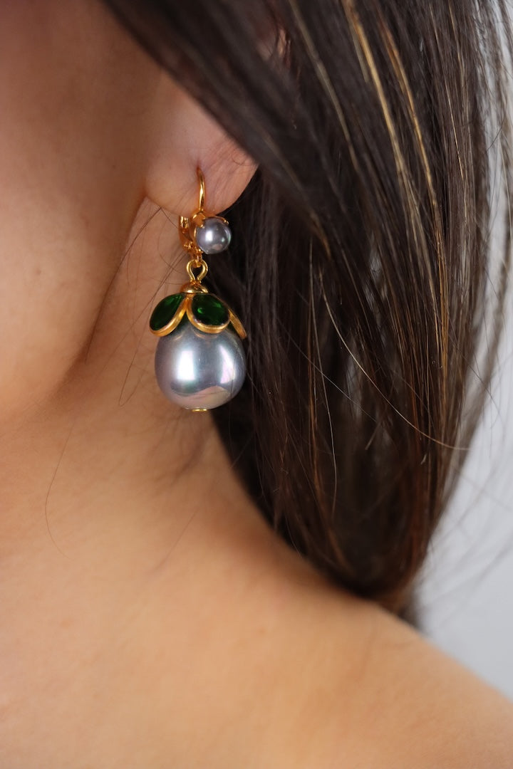 Boucles d'oreilles pendantes Avenue, perle grise et pâte de verre émeraude, faites main a Paris