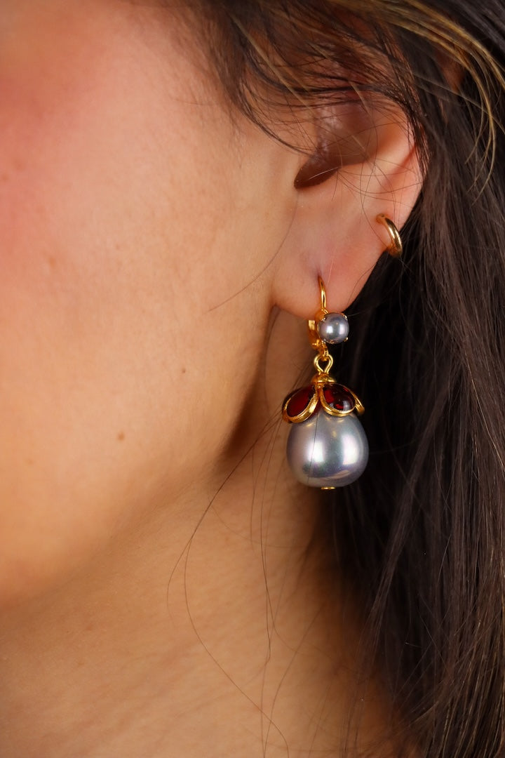 Boucles d'oreilles pendantes Avenue, perle grise et pâte de verre rouge rubis, atelier parisien