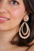 Boucles d'oreilles XXL pendantes femme perles rose claire et rondelles de strass tendance été