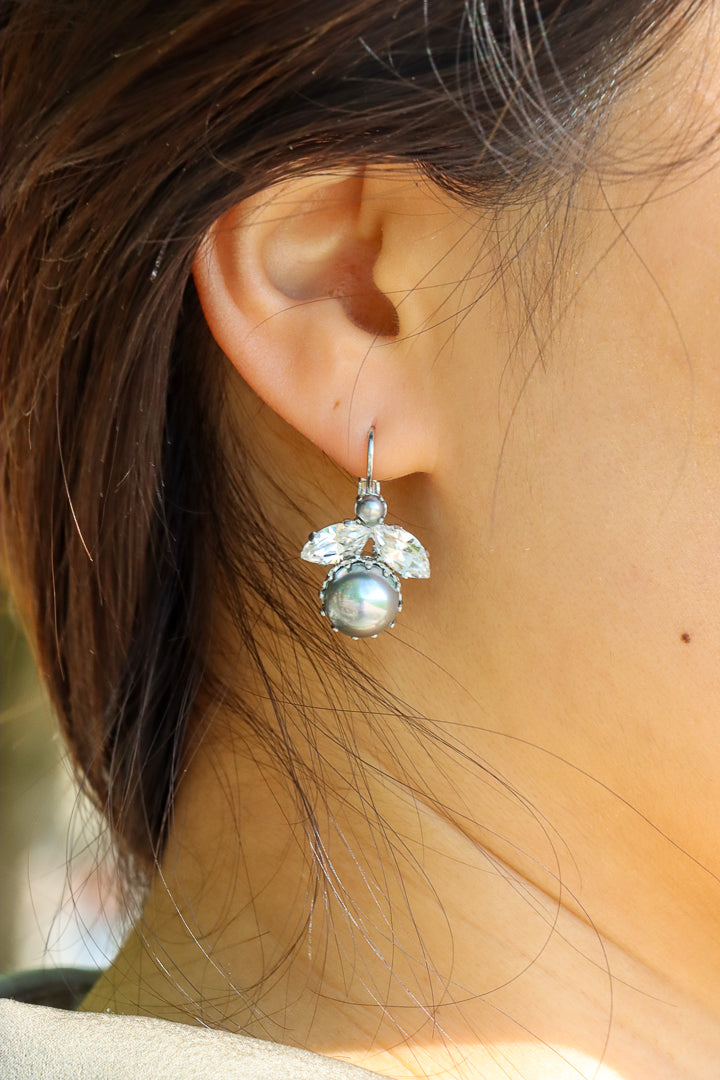 boucles d'oreilles abeille strass et perles nacrées grises argentées