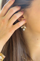 bijou fait main paire de boucles d'oreilles abeille dorées strass brillant et perles nacrées grises argentées