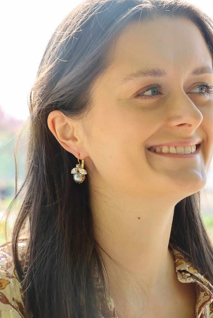 boucles d'oreilles abeille dorées strass et perles nacrées grises bijoux fantaisie de luxe