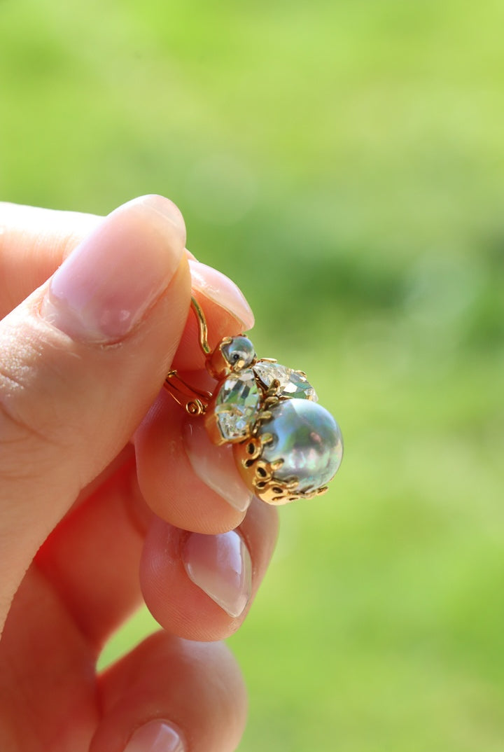 boucles d'oreilles abeille dorées strass et perles nacrées grises bijoux fantaisie