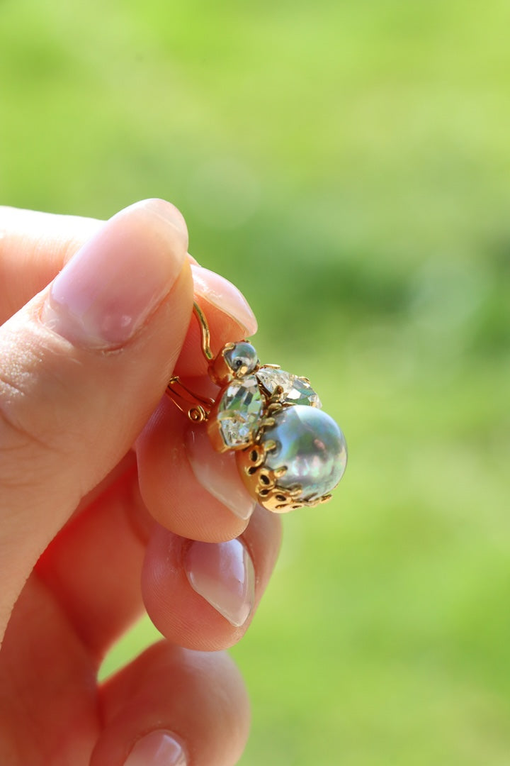 boucles d'oreilles abeille dorées strass et perles nacrées grises bijoux fantaisie