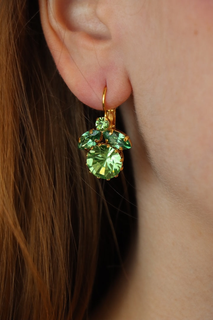 Boucles d'oreilles en forme d'abeille vert menthe en perles et strass - bijou fait main à Paris