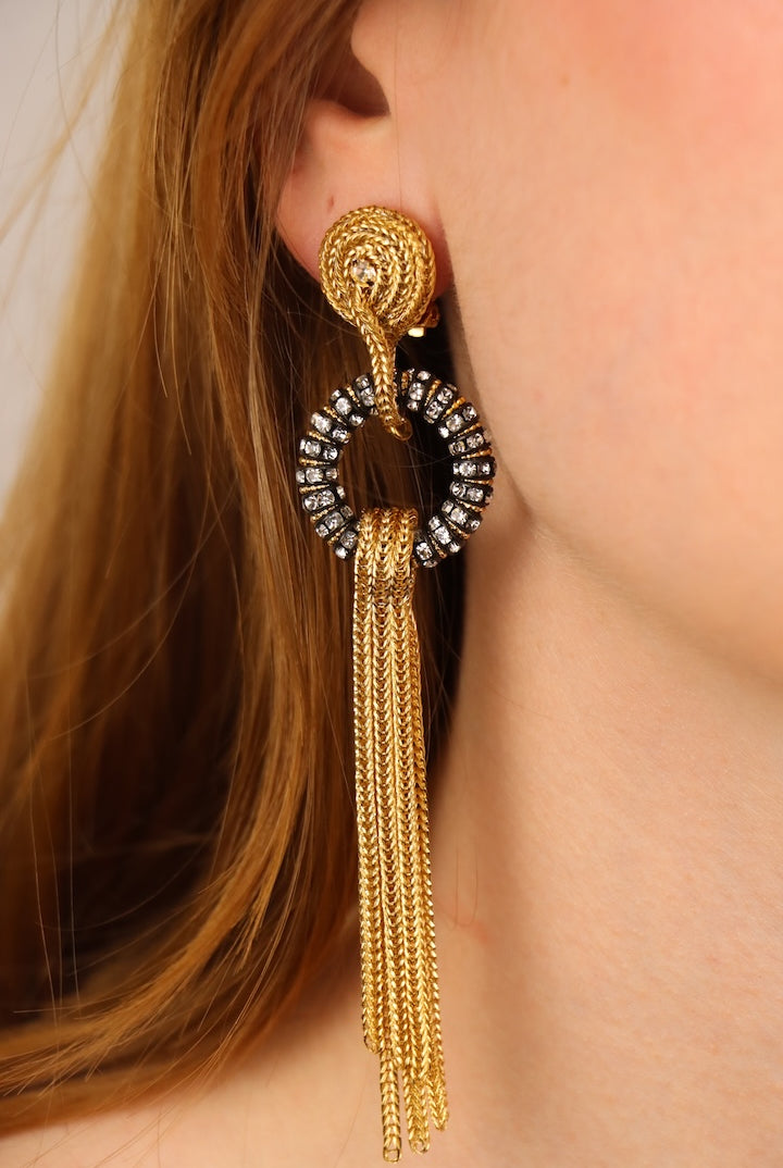 Boucles d'oreilles pendantes Renaissance, strass et chaines dorées, finition trimétal, fermoir clip